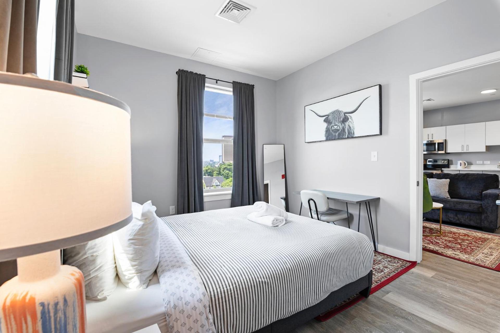 Furnished Apartments Near Encore Everett Room photo