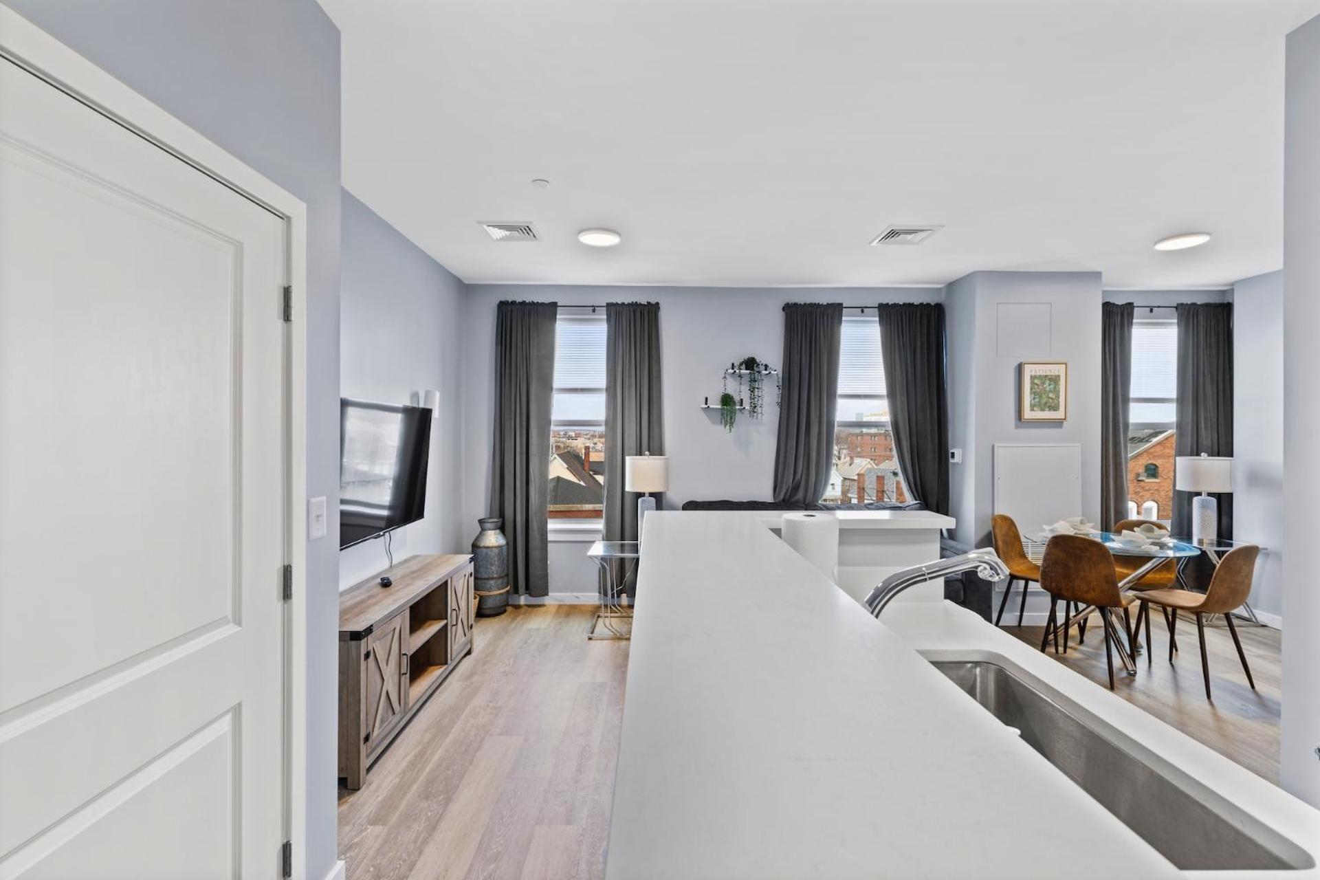 Furnished Apartments Near Encore Everett Room photo